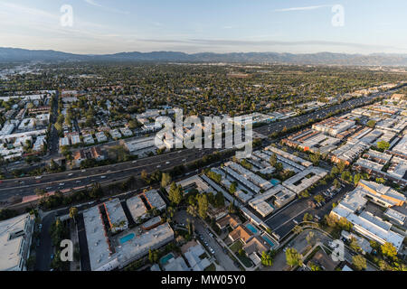 Luftaufnahme von Encino Wohnungen, Apartments und die Ventura 101 im San Fernando Valley Gegend von Los Angeles, Kalifornien. Stockfoto