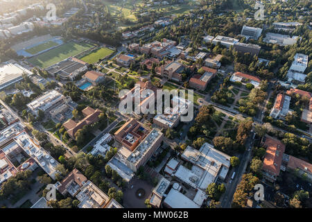 Los Angeles, Kalifornien, USA - 18. April 2018: Antenne Überblick über historische Architektur auf dem UCLA Campus in der Nähe von Westwood. Stockfoto