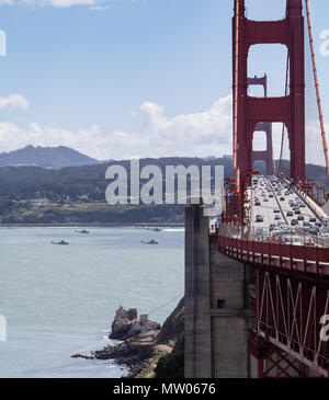 Verkehr über die Golden Gate Bridge, 4 Hubschrauber über unter Fliegen Stockfoto