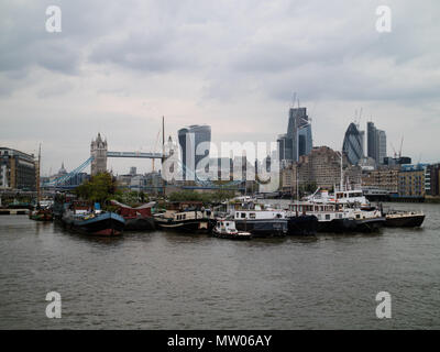 Querformat von östlich der Tower Bridge, London mit einer Gruppe von "Aufsch." Boote in der Mitte des Vordergrundes. Kopieren Platz oben und unten