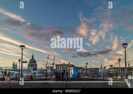 Bankside pier Fluss Bushaltestelle, London, mit glücklichen jungen Menschen unter einen schönen Abend Himmel warten. Stockfoto