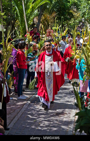 Mexikaner Line up für eine blession zu Beginn der PALMSONNTAG Prozession vom Parque Juarez zum Jardin - San Miguel de Allende, Mexiko Stockfoto
