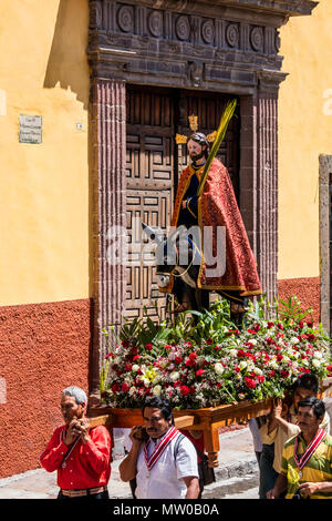 Eine Statue von JESUS CHRISTUS ist in der PALMSONNTAGSPROZESSION vom Parque Juarez zum Jardin - San Miguel de Allende, Mexiko Stockfoto