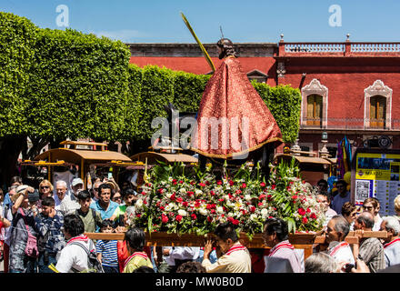 Eine Statue von JESUS CHRISTUS ist in der PALMSONNTAGSPROZESSION vom Parque Juarez zum Jardin - San Miguel de Allende, Mexiko Stockfoto