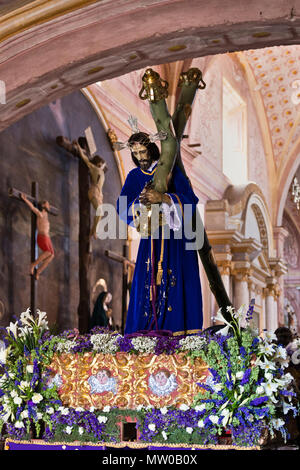 Eine Statue von Jesus, der am Kreuz für die Karfreitagsprozession (Santa Entierro) am Oratorium KIRCHE - SAN MIGUEL DE ALLENDE, MEX gebracht Stockfoto