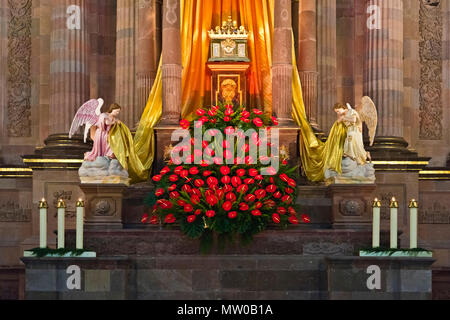 Ein OSTERN ALTAR ist für den Karfreitag im Oratorium der Kirche San Miguel de Allende, Mexiko Stockfoto