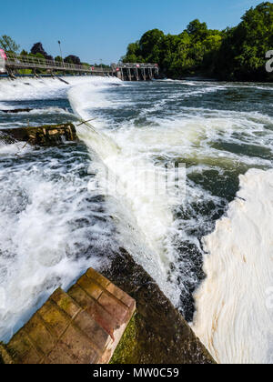 Boulters Wehr bei boulters Lock, Themse, Maidenhead, Berkshire, England, UK, GB. Stockfoto