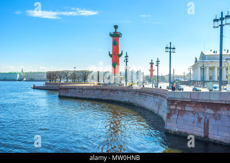 Sankt Petersburg, Russland - 27. APRIL 2015: Die landzunge der Insel Vasiilevsky ist einer der bemerkenswertesten Sehenswürdigkeiten mit zwei rostrasäulen und schöne Stockfoto