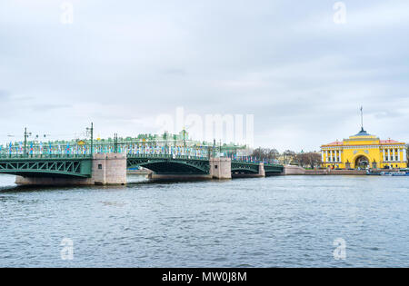 Sankt Petersburg, Russland - 26 April 2015: Der Blick auf Palast Brücke und Admiralty Building und Winter Palace auf dem Hintergrund, die am 26. April in S. Pet Stockfoto