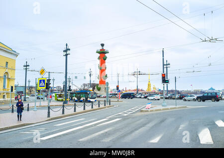 Sankt Petersburg, Russland - 26 April 2015: Die städtische Szene der Querstrasse auf der Insel Vasilyevsky, die am 26. April in St. Petersburg Stockfoto