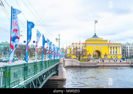 Sankt Petersburg, Russland - 26 April 2015: Der Palast Brücke ist eine der schönsten Brücken der Stadt, die Nachbarn mit Winterpalais und EIN Stockfoto