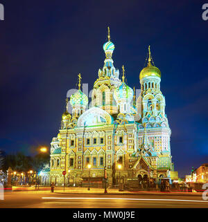 Sankt Petersburg, Russland - 26 April 2015: Die schöne Kirche des Erlösers auf Blut mit schönen Stadt Beleuchtung, die am 26. April in St. Petersbu Stockfoto