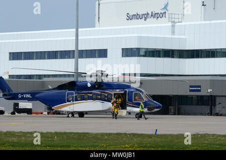 Offshore Öl- und Gasindustrie Arbeitnehmer Transport zu und von der Arbeit mit dem Hubschrauber zu den Bohrinseln in der Nordsee in Sumburgh Flughafen in Shetland Stockfoto