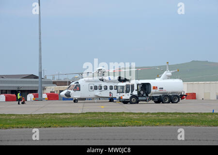 Offshore Öl- und Gasindustrie Arbeitnehmer Transport zu und von der Arbeit mit dem Hubschrauber zu den Bohrinseln in der Nordsee in Sumburgh Flughafen in Shetland Stockfoto