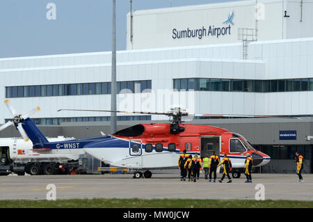 Offshore Öl- und Gasindustrie Arbeitnehmer Transport zu und von der Arbeit mit dem Hubschrauber zu den Bohrinseln in der Nordsee in Sumburgh Flughafen in Shetland Stockfoto