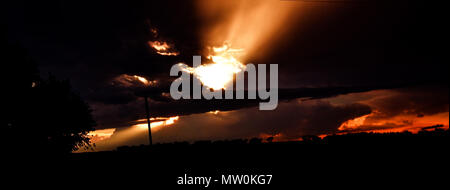 Die sonne Staircase nach einem Sturm Stockfoto
