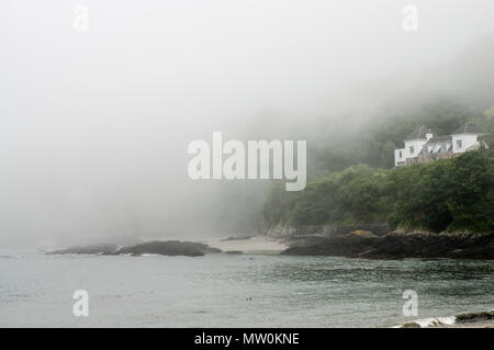 Meer Nebel rolling in Rozel Bay in Jersey, Channel Islands Stockfoto