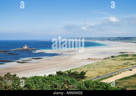 Schöne Aussicht auf St. Ouen's Bay und La Rocco Tower bei Ebbe an einem schönen sonnigen Tag - Jersey, Channel Islands Stockfoto