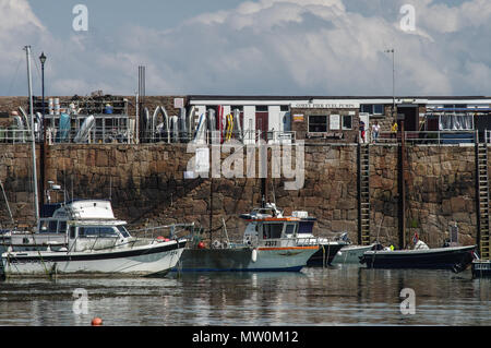 Boote von der malerischen Gorey Pier in Jersey, Channel Islands günstig Stockfoto