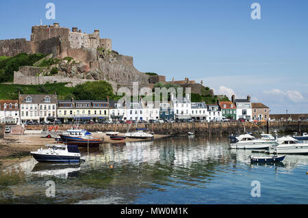 Malerische Mont Orgueil Castle - auch als Gorey Castle - vom Langen Strand gesehen bekannt. Jersey, Channel Islands Stockfoto