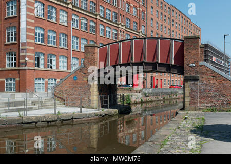 Die Kitty Fußgängerbrücke über die Rochdale Canal in der ancoats, Manchester, UK. Stockfoto