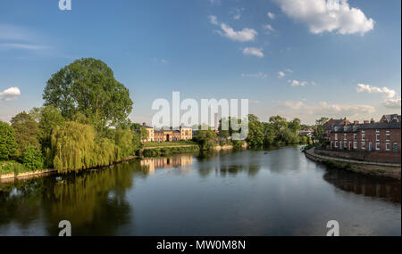 Blick über den Fluss Severn aus dem Englischen Brücke in Shrewsbury Stockfoto