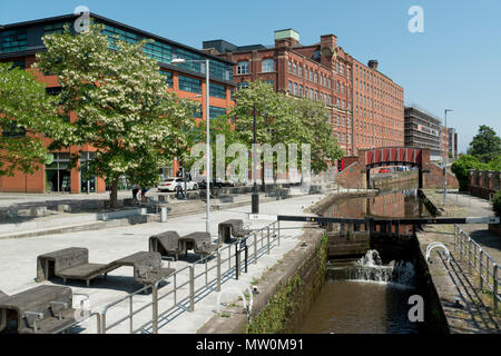 Die Kitty Fußgängerbrücke über die Rochdale Canal in der ancoats, Manchester, UK. Stockfoto