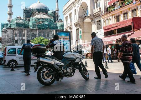 Editorial Bild von zwei Fatih Bezirk Polizisten im Dienst und zufällige neugierige Passanten wundern sich, was los ist, Event in Istanbul statt. Stockfoto