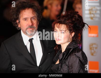 Tim Burton und Helena Bonham Carter auf dem Roten Teppich für die Orange British Academy Film Awards, BAFTA 2011 am Royal Opera House, Covent Garden, England, Großbritannien anreisen Stockfoto