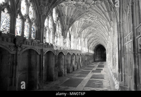 Der Kreuzgang der Kathedrale von Gloucester, mit Lüfter gewölbten Dach wurden als Standort in den Harry Potter Film Serie verwendet. Stockfoto