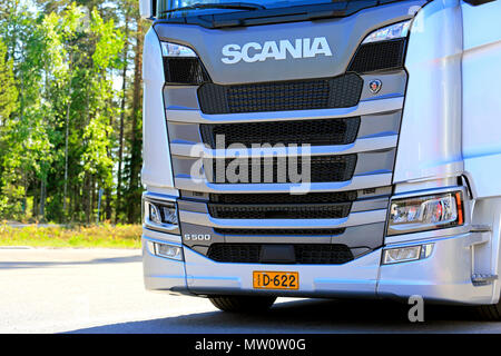 Detail der nächsten Generation Silber Scania S 500 Lkw vorne auf Scania Tour 2018 in Lohja, Finnland - 25. Mai 2018. Stockfoto