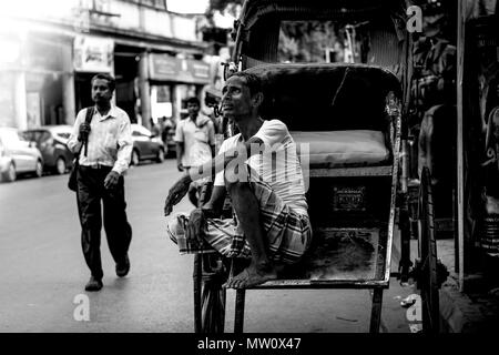 Kolkata rickshawala, Taxi, indische street photography, Rikscha, Indien, Liebe, traurig, Glücklichkeit, glücklich, Kampf, Straße, Arme, Obdachlose, einsam, Einsamkeit, Stadt, schlafen Stockfoto