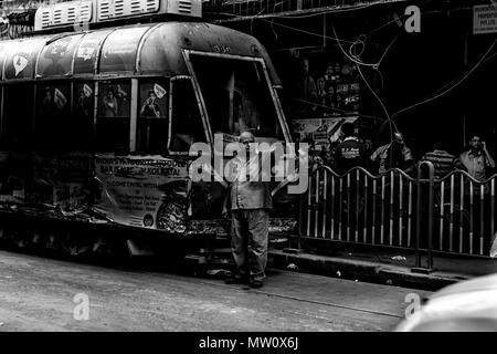 Kolkata rickshawala, Taxi, indische street photography, Rikscha, Indien, Liebe, traurig, Glücklichkeit, glücklich, Kampf, Straße, Arme, Obdachlose, einsam, Einsamkeit, Stadt, schlafen Stockfoto