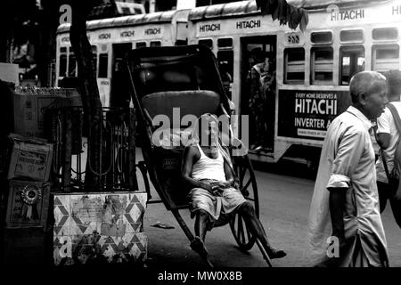 Kolkata rickshawala, Taxi, indische street photography, Rikscha, Indien, Liebe, traurig, Glücklichkeit, glücklich, Kampf, Straße, Arme, Obdachlose, einsam, Einsamkeit, Stadt, schlafen Stockfoto