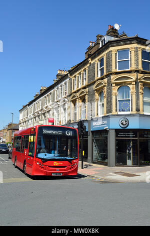 Red single decker Bus, Wandsworth, Clapham, London, Vereinigtes Königreich Stockfoto