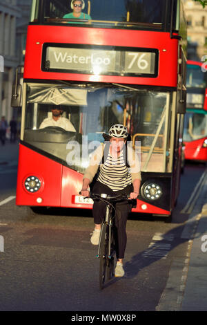 Junge Frau Radfahren während der Rush Hour, Cheapside, London, Vereinigtes Königreich Stockfoto