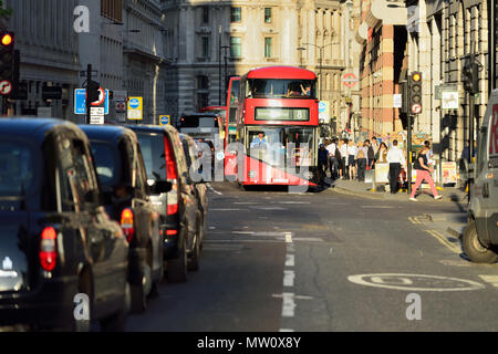 Busse und Taxis in der rush hour Londoner Verkehr, Bank, Cheapside, London, Vereinigtes Königreich Stockfoto