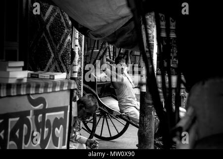 Kolkata rickshawala, Taxi, indische street photography, Rikscha, Indien, Liebe, traurig, Glücklichkeit, glücklich, Kampf, Straße, Arme, Obdachlose, einsam, Einsamkeit, Stadt, schlafen Stockfoto