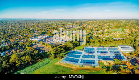 Antenne Panorama der städtischen Gebiet und Sportplätze bei Sonnenuntergang in Melbourne, Australien Stockfoto