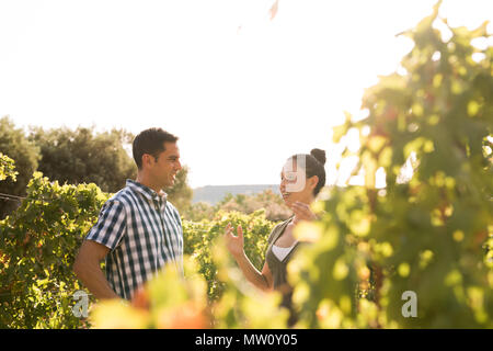 Dunkelhaarige Frau mit einem Mann in der freien Natur mit ihm, ein blaues und weißes kariertem Hemd Stockfoto