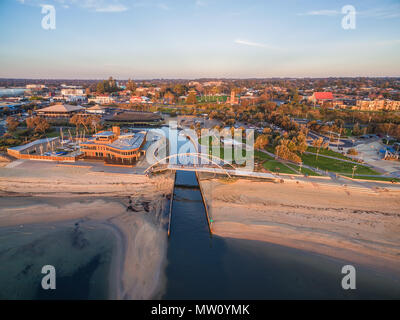 Luftaufnahme von Frankston waterfront bei Sonnenuntergang. Cowes Yacht Club und Fußgängerbrücke über Kananook Creek. Stockfoto