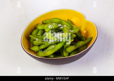 Edamame Bohnen mit Meersalz Stockfoto