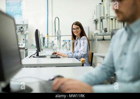 Seitenansicht der fokussierten Studenten mit Desktop-PC im Klassenzimmer an der Technischen Fakultät Stockfoto