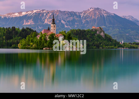 Dämmerung am See Bled mit St. Marys Kirche Mariä Himmelfahrt in Slowenien. Stockfoto