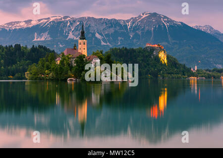 Dämmerung am See Bled mit St. Marys Kirche Mariä Himmelfahrt in Slowenien. Stockfoto