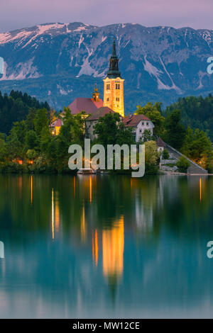 Dämmerung am See Bled mit St. Marys Kirche Mariä Himmelfahrt in Slowenien. Stockfoto