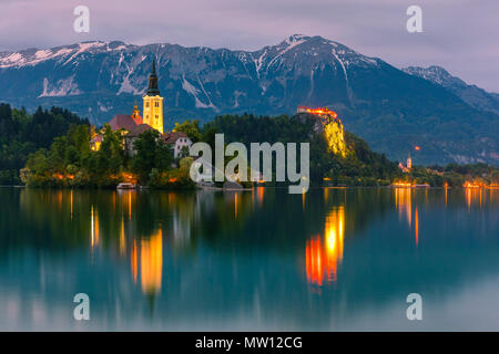 Dämmerung am See Bled mit St. Marys Kirche Mariä Himmelfahrt in Slowenien. Stockfoto