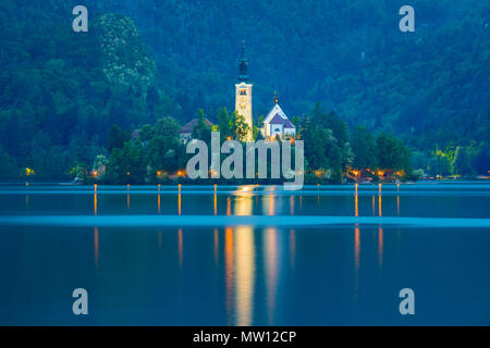 Dämmerung am See Bled mit St. Marys Kirche Mariä Himmelfahrt in Slowenien. Stockfoto