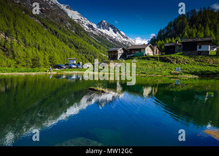 Spiegelungen der Berge und Häuser, Gouille, Arolla, Evolène, Schweiz, Stockfoto