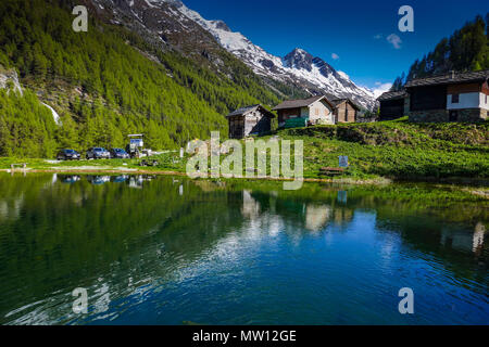 Spiegelungen der Berge und Häuser, Gouille, Arolla, Evolène, Schweiz, Stockfoto